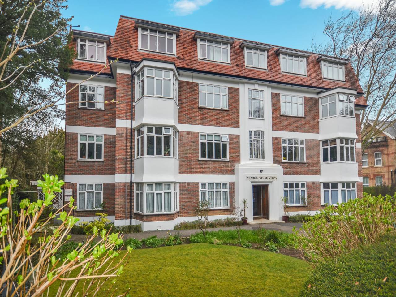 EXCEPTIONAL AND STYLISH* 2 BEDROOM ART DECO APARTMENT* MODERN KITCHEN AND BATHROOM* ALLOCATED PARKING* SECOND FLOOR WITH LIFT* SPACIOUS LIVNG ROOM* NO CHAIN!!